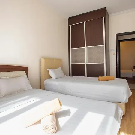 Marina Court: 6-Bedroom Group Stay with Free Parking Kota Kinabalu Exterior photo