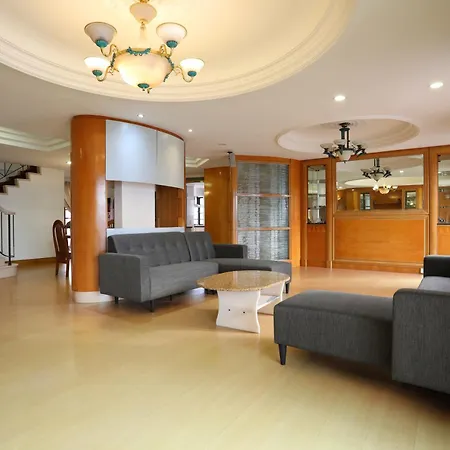 Marina Court: 6-Bedroom Group Stay with Free Parking Kota Kinabalu Exterior photo