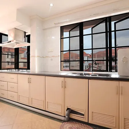 Marina Court: 6-Bedroom Group Stay with Free Parking Kota Kinabalu Exterior photo