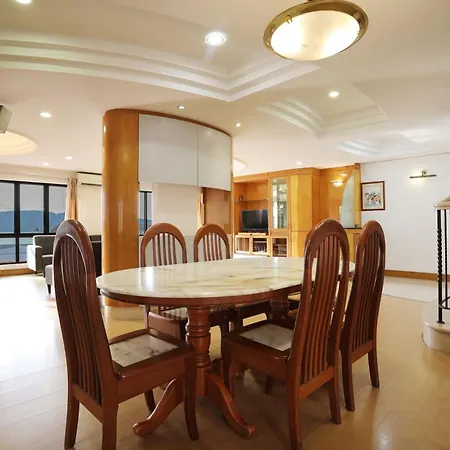 Marina Court: 6-Bedroom Group Stay with Free Parking Kota Kinabalu Exterior photo