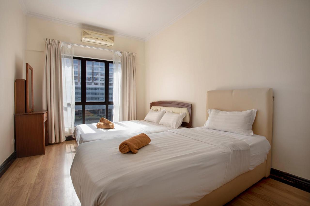 Marina Court: 6-bedroom Group With Free Parking Apartment