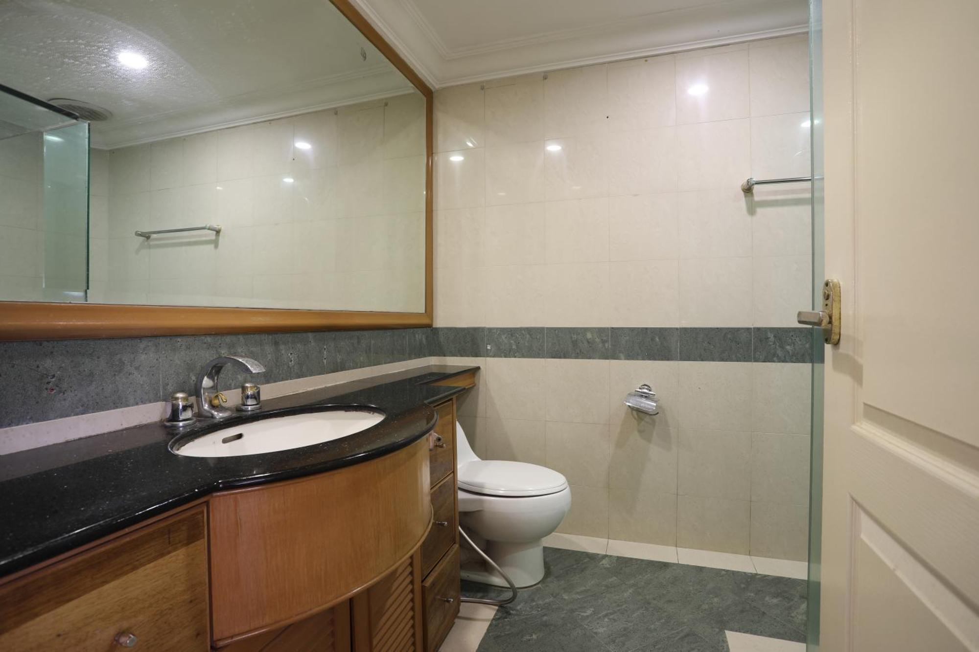 Marina Court: 6-bedroom Group With Free Parking *