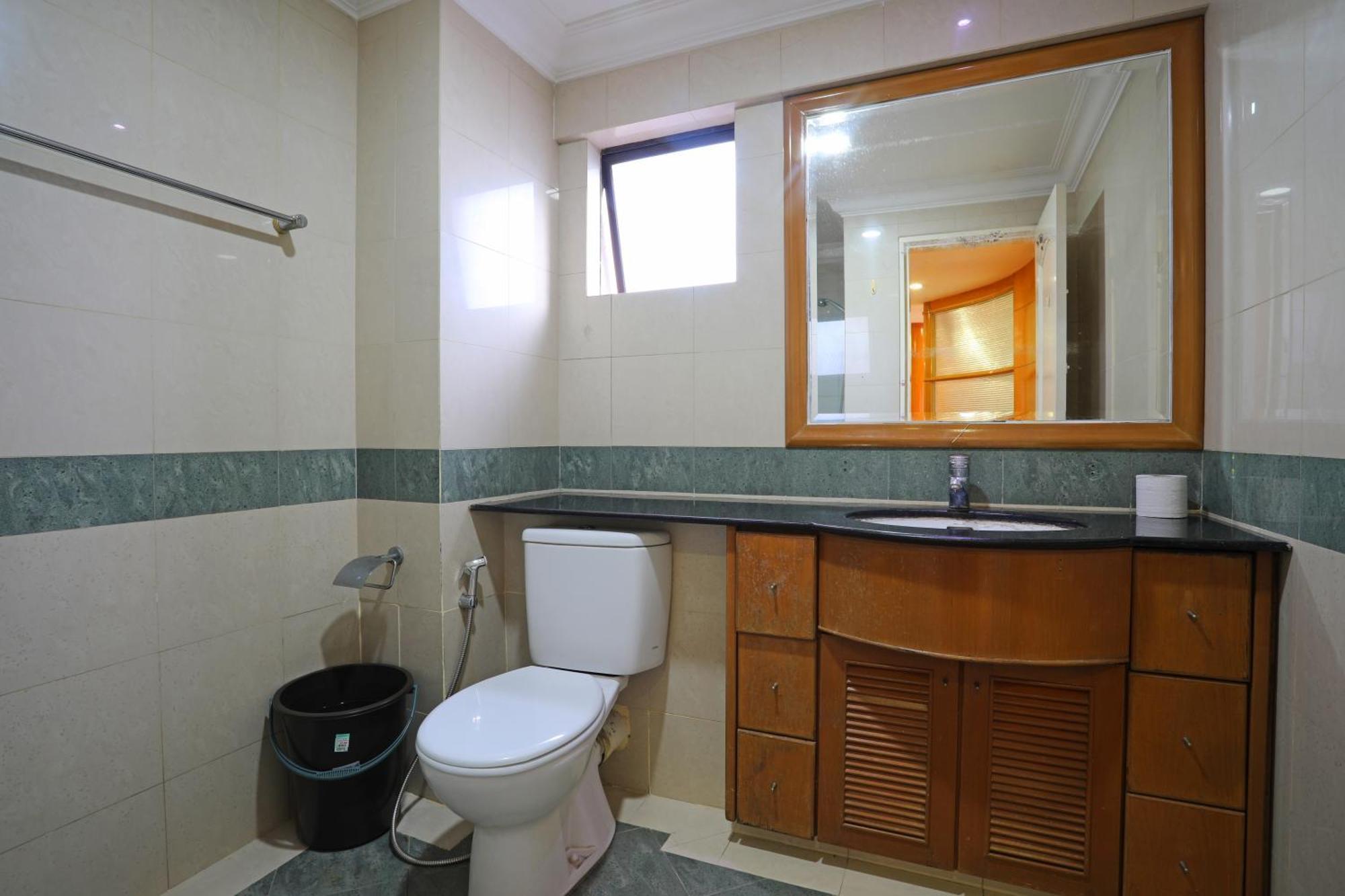 Marina Court: 6-bedroom Group With Free Parking Apartment